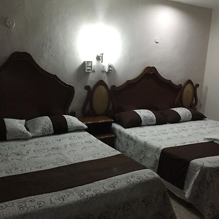 Hostal Kin-Beh Hostel Валядолид Екстериор снимка