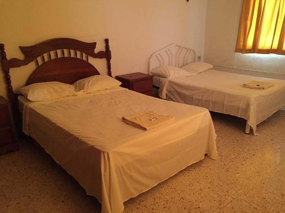 Hostal Kin-Beh Hostel Валядолид Екстериор снимка