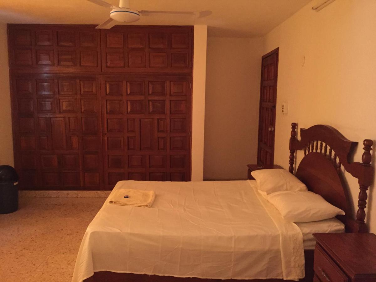 Hostal Kin-Beh Hostel Валядолид Екстериор снимка