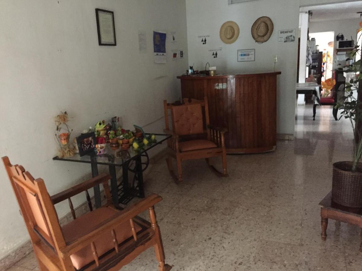 Hostal Kin-Beh Hostel Валядолид Екстериор снимка